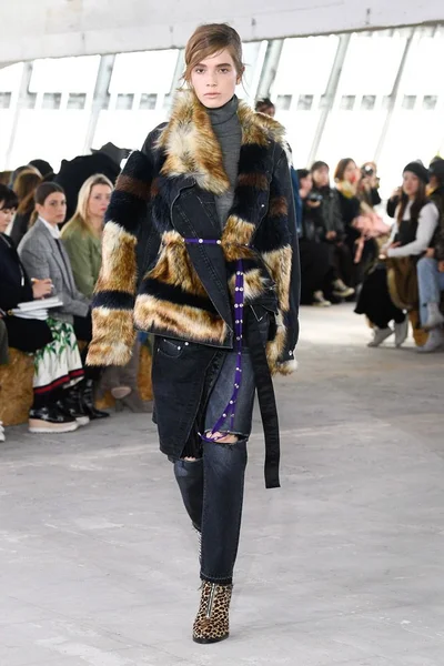 Look 32